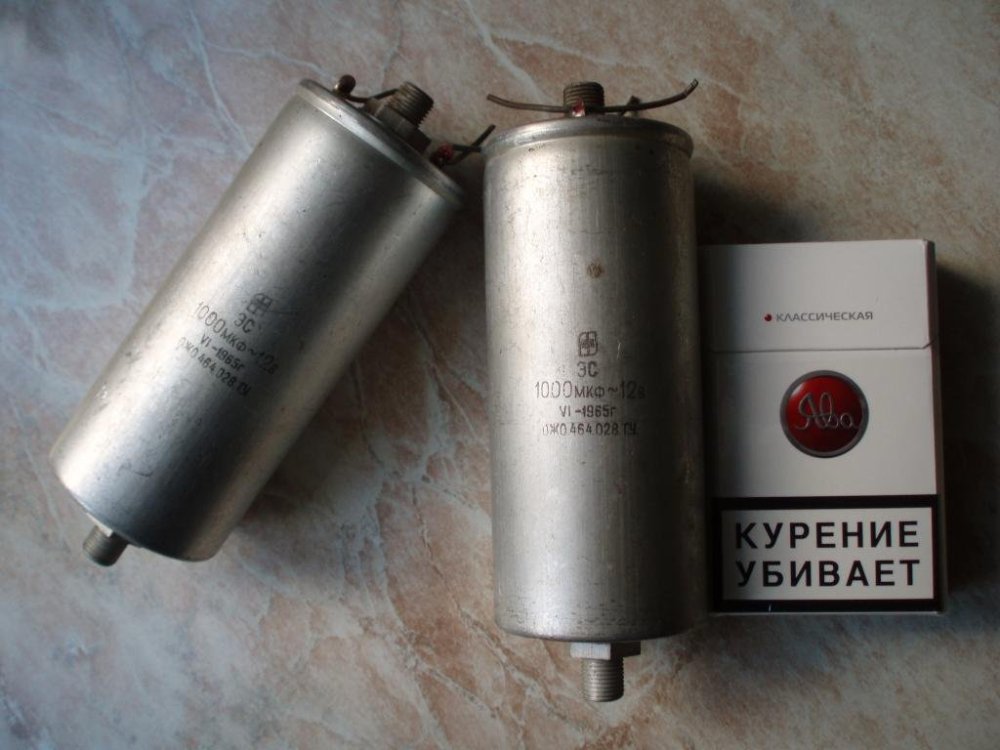 sovetskikh_vremen_sssr_elektroliticheskij_kondensator_es_1000_mkf_12v_1965_god.jpg